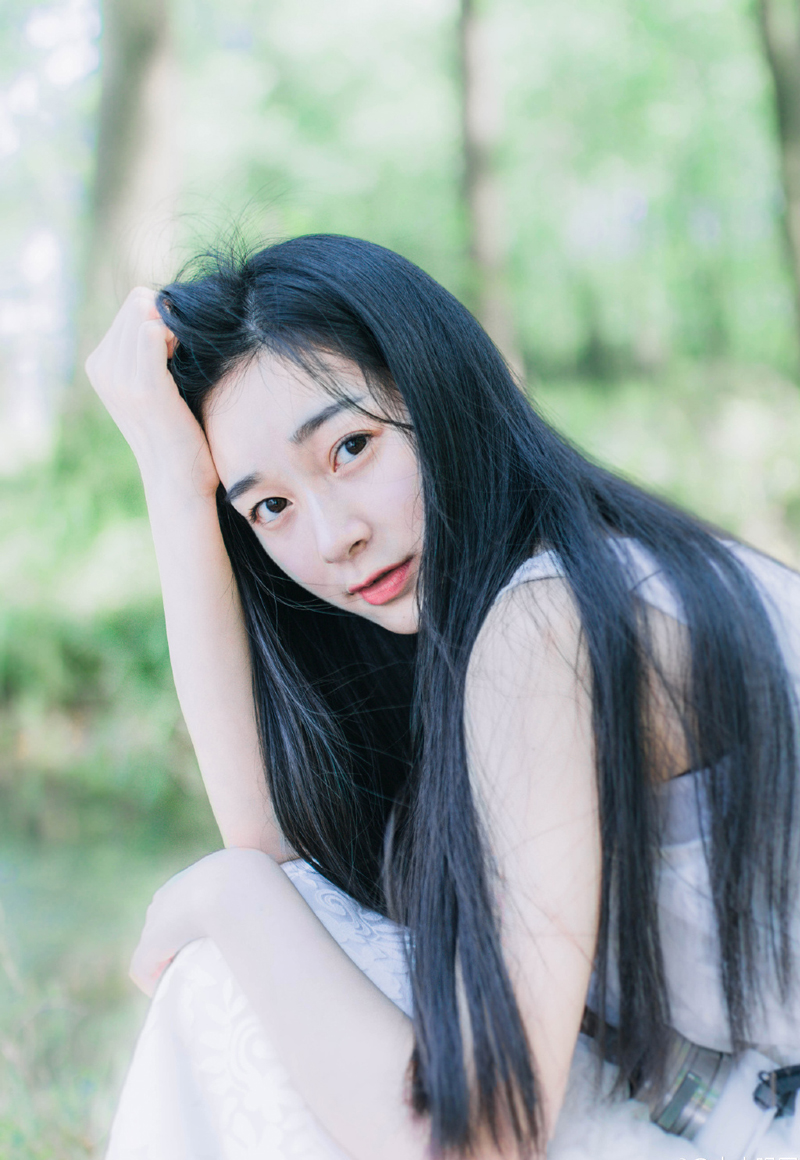 孙权想过暗中收拾周瑜，不只是因为孙策的事情很可能被周瑜探知，更因为周瑜的影响力，周瑜在军中的声望太大，大到哪怕孙权处心积虑将太史慈、贺齐这些昔日追随孙策的猛将调开，但在江东军队中，周瑜一句话，甚至比自己的命令都要管用，他只能培植自己的新势力，比如周泰、蒋钦，都是孙权为了有一支亲信人马提拔起来的，哪怕这两个人曾经还做过水匪，孙权也不在意，他需要的，只是忠诚。